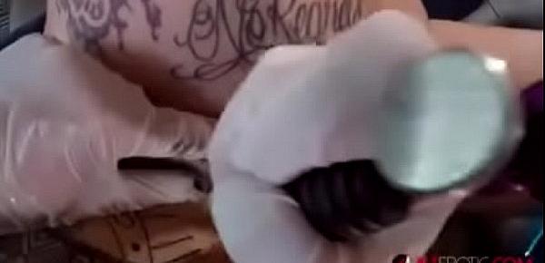  Sexo anal mientras le hacen un tatuaje